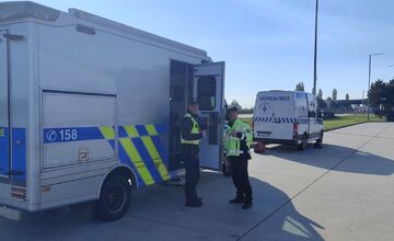 FOTO: Veľká cestná technická kontrola na hraničnom priechode na D2