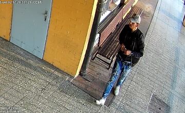 FOTO: Sereďskí mestskí policajti pátrajú po totožnosti muža na fotkách. Mohol by objasniť krádež bicykla