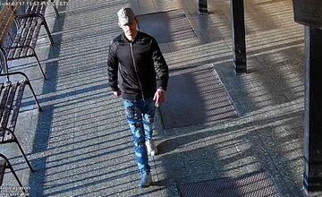 FOTO: Sereďskí mestskí policajti pátrajú po totožnosti muža na fotkách. Mohol by objasniť krádež bicykla