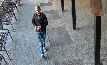 FOTO: Sereďskí mestskí policajti pátrajú po totožnosti muža na fotkách. Mohol by objasniť krádež bicykla