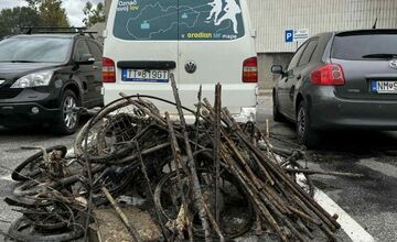 FOTO: Z piešťanskej rieky vytiahli kilá železa, staré bicykle, pneumatiky aj kufre