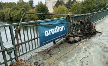 FOTO: Z piešťanskej rieky vytiahli kilá železa, staré bicykle, pneumatiky aj kufre