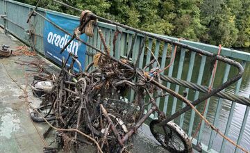 FOTO: Z piešťanskej rieky vytiahli kilá železa, staré bicykle, pneumatiky aj kufre