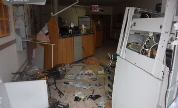 FOTO: Polícia hľadá muža podozrivého z výbuchu bankomatu v Maduniciach