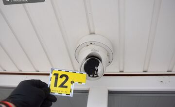 FOTO: Polícia hľadá muža podozrivého z výbuchu bankomatu v Maduniciach