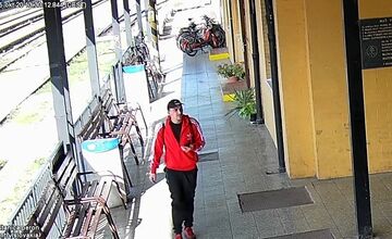 FOTO: Pomôžte polícii zo Serede stotožniť osoby z kamerového záznamu, hľadá svedkov krádeže bicyklov