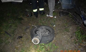 FOTO: Na D1 narazil kamión do odstaveného auta