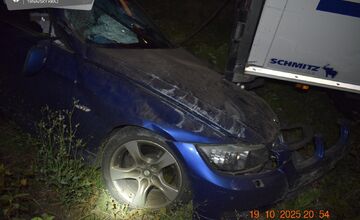 FOTO: Na D1 narazil kamión do odstaveného auta