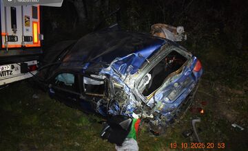 FOTO: Na D1 narazil kamión do odstaveného auta