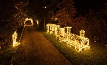 FOTO: Zámocký park v Seredi rozžiari výstava Story of Lights