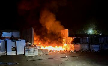 FOTO: V Trnave vypukol požiar elektroodpadu