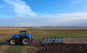FOTO: Klasika, ktorá funguje. Kravský hnoj a orba vracajú trnavskej pôde život