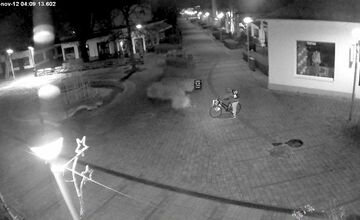 FOTO: Piešťany pátrajú po páchateľovi, ktorého zachytila kamera