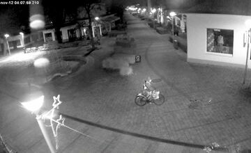 FOTO: Piešťany pátrajú po páchateľovi, ktorého zachytila kamera
