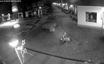FOTO: Piešťany pátrajú po páchateľovi, ktorého zachytila kamera