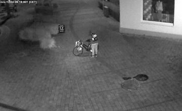 FOTO: Piešťany pátrajú po páchateľovi, ktorého zachytila kamera