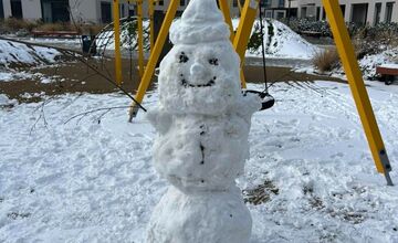 FOTO: Z prvého snehu v Trnave vzniklo hneď niekoľko snehuliakov