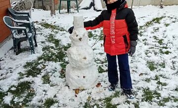 FOTO: Z prvého snehu v Trnave vzniklo hneď niekoľko snehuliakov