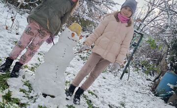 FOTO: Z prvého snehu v Trnave vzniklo hneď niekoľko snehuliakov