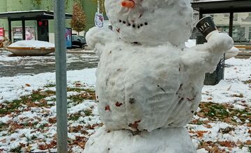 FOTO: Z prvého snehu v Trnave vzniklo hneď niekoľko snehuliakov