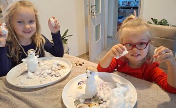 FOTO: Z prvého snehu v Trnave vzniklo hneď niekoľko snehuliakov