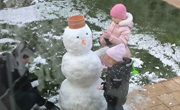 FOTO: Z prvého snehu v Trnave vzniklo hneď niekoľko snehuliakov
