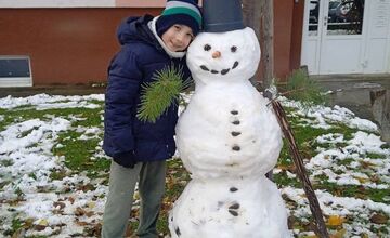 FOTO: Z prvého snehu v Trnave vzniklo hneď niekoľko snehuliakov