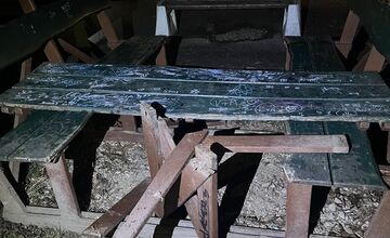 FOTO: Vandali zničili stôl v altánku pri Rakete