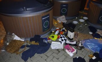 FOTO: Vyhádzané smetné koše sú žiaľ bežnou realitou v Trnave