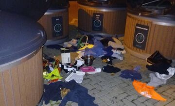 FOTO: Vyhádzané smetné koše sú žiaľ bežnou realitou v Trnave