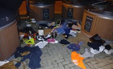 FOTO: Vyhádzané smetné koše sú žiaľ bežnou realitou v Trnave