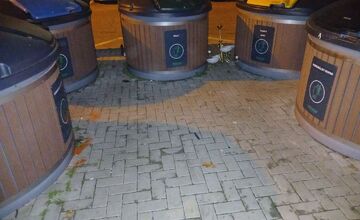 FOTO: Vyhádzané smetné koše sú žiaľ bežnou realitou v Trnave