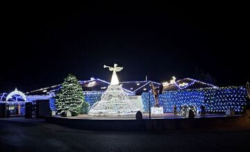 FOTO: V Seredi sa rozžiaril legendárny dom