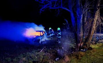 FOTO: Dopravná nehoda s následným požiarom v Dvorníkoch