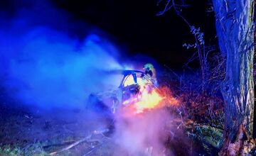 FOTO: Dopravná nehoda s následným požiarom v Dvorníkoch