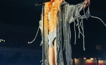 FOTO: Speváčka Sima počas koncertu v Trnave