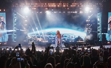 FOTO: Speváčka Sima počas koncertu v Trnave