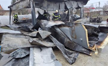 FOTO: Požiar montovanej garáže vo Veľkom Mederi