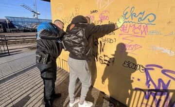 FOTO: Jeden deň, tri krádeže. Zlodej obchádzal bytovky a bral, čo našiel