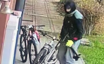 FOTO: Jeden deň, tri krádeže. Zlodej obchádzal bytovky a bral, čo našiel