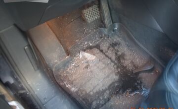 FOTO: Ľad z padajúcich kamiónov demoluje autá, na Záhorí zranil spolujazdkyňu