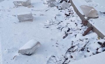 FOTO: V Seredi z kamióna odleteli obrovské kusy ľadu