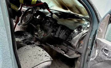 FOTO: Požiar auta v obci Dolné Dubové