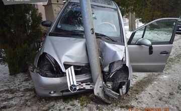 FOTO: Počasie sa umúdrilo, vodiči nie. Polícia riešila alkohol, zákazy aj zrážku svätého