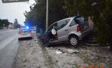 FOTO: Počasie sa umúdrilo, vodiči nie. Polícia riešila alkohol, zákazy aj zrážku svätého