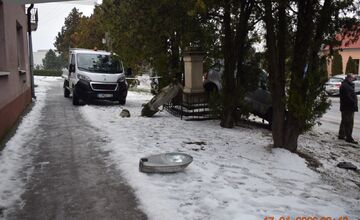 FOTO: Počasie sa umúdrilo, vodiči nie. Polícia riešila alkohol, zákazy aj zrážku svätého