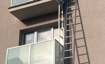 FOTO: Matka ostala uväznená na balkóne