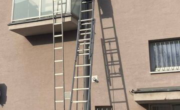 FOTO: Matka ostala uväznená na balkóne