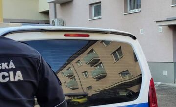 FOTO: Matka ostala uväznená na balkóne