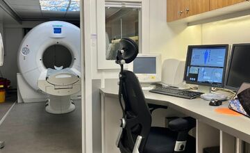 FOTO: Pacientov skalickej nemocnice prekvapil nevídaný príves kamiónu. Čo v ňom je?